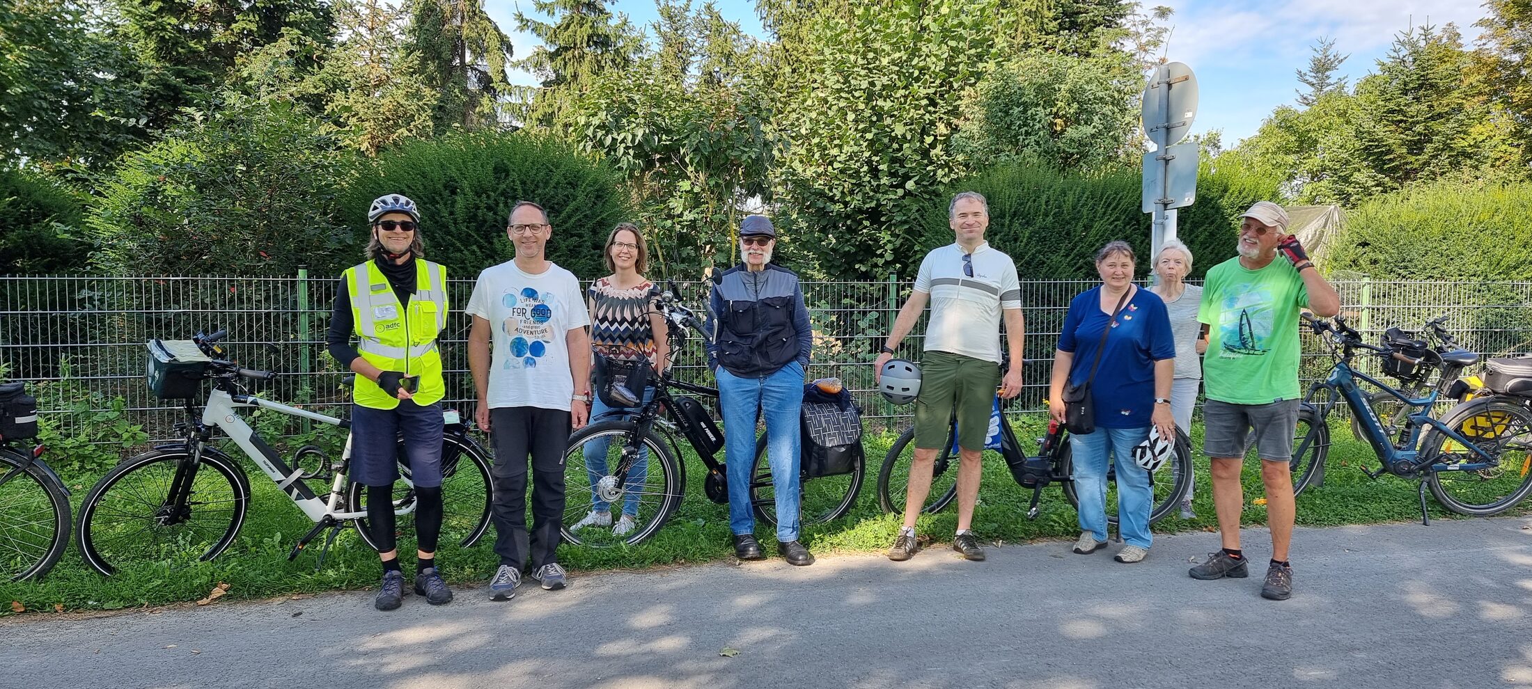 Radfahrerinnen und Radfahrer unterwegs auf dem Städtepartnerschaftsradweg. (Wird bei Klick vergrößert)