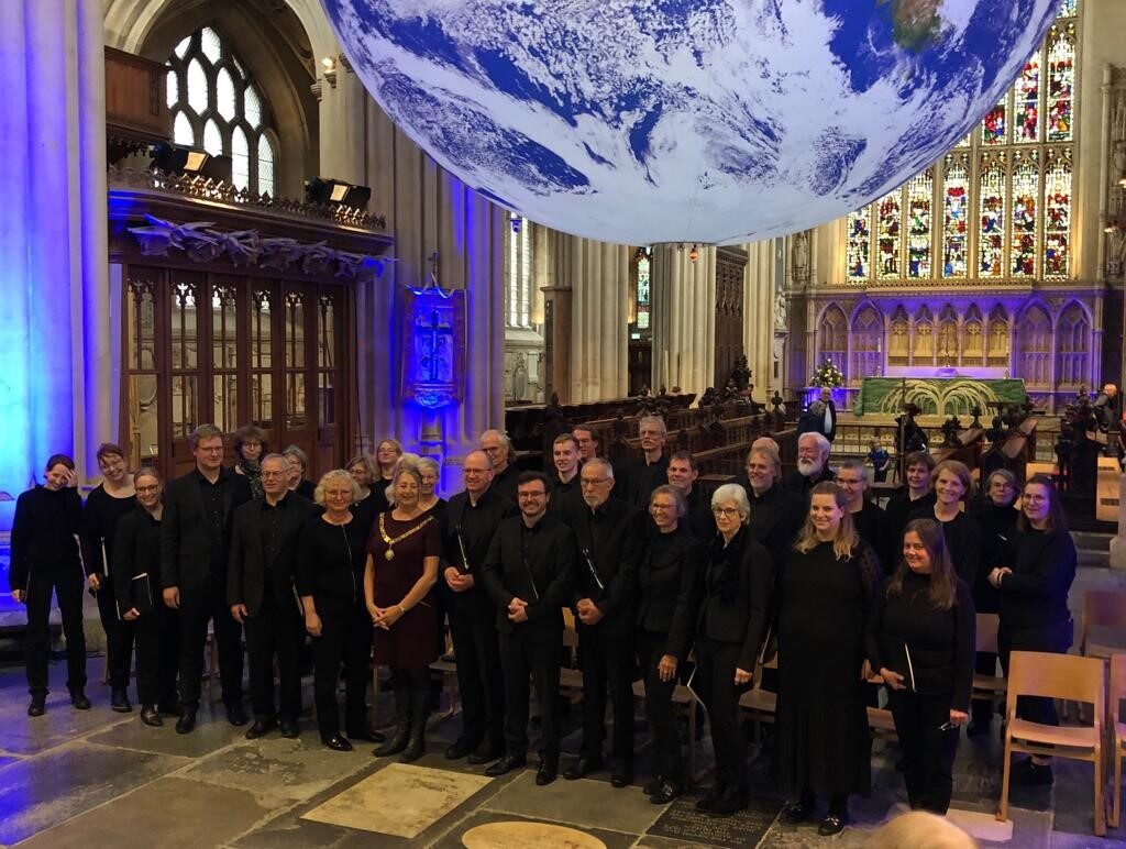 Der Münsterchor St. Aegidien in der Bath Abbey mit Bürgermeisterin Dine Romero. (Wird bei Klick vergrößert)