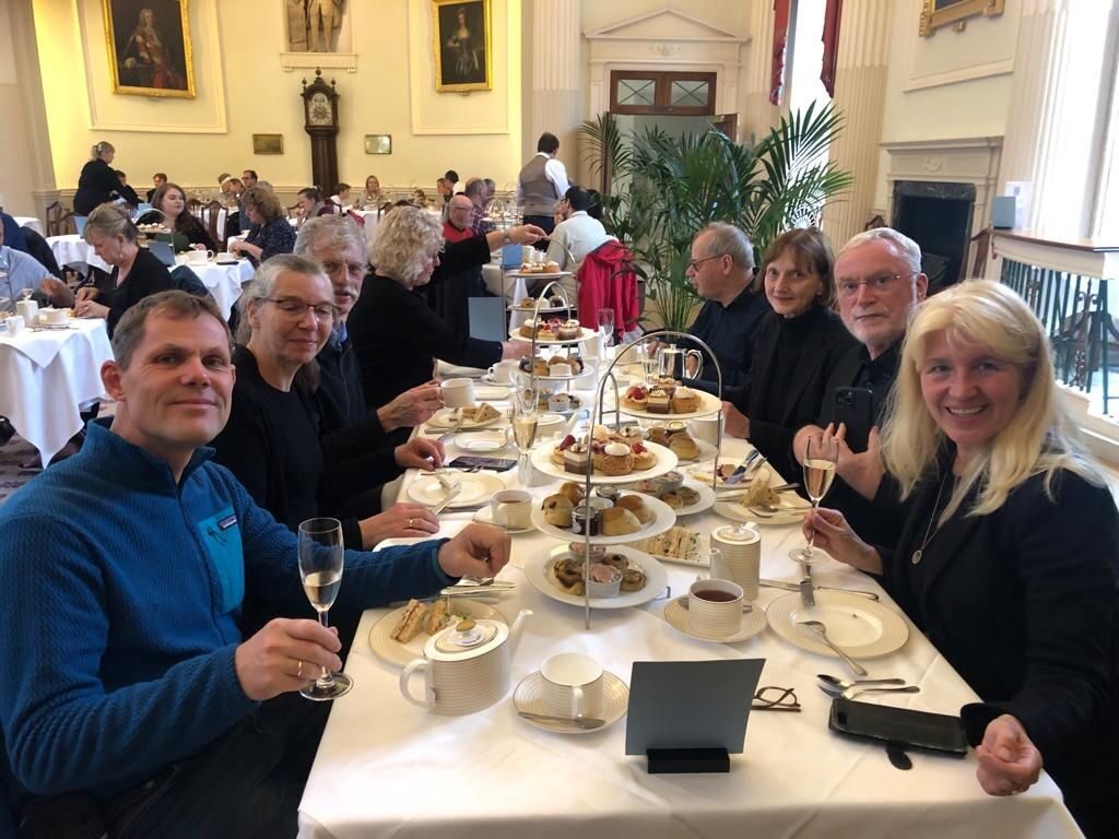 Cream-Tea mit Sandwiches, Scones und Clotted Cream bei klassischer Live-Musik im traditionellen Pump Room in Bath. (Wird bei Klick vergrößert)