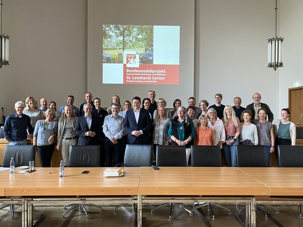 Oberbürgermeister Dr. Thorsten Kornblum (vordere Reihe Mitte) begrüßte die Magdeburger Gästegruppe im Rathaus. (Wird bei Klick vergrößert)