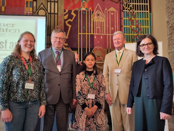 v.l.n.r. Michaela Stegmaier, Vorsitzende der Sektion Braunschweig, Ulrich Brandenburg, Bundesvorsitzender des Deutschen Esperanto-Bundes und Botschafter a. D., Sri Maryani aus Bandung/Indonesien, Professor Dr. Duncan Charters (USA), Vorsitzender des Esperanto-Weltbundes und Cristina Antonelli-Ngameni, Bürgermeisterin beim Jubiläums-Empfang in der Dornse des Altstadtrathauses in Braunschweig. (Wird bei Klick vergrößert)