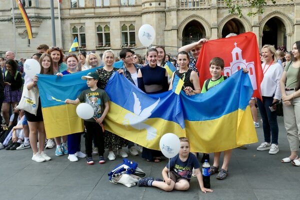 Kamila mit Ukrainerinnen und Ukrainern aus Braunschweig. (Wird bei Klick vergrößert)