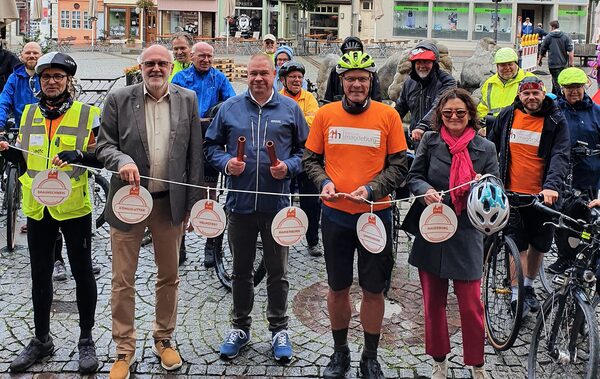 Sie freuen sich über den neuen Radwanderpass: Jörg Wienefeld, ADFC-Braunschweig, Detlef Tanke, Vorsitzender des Regionalverbandes Großraum Braunschweig, Wittich Schobert, Bürgermeister der Stadt Helmstedt, Thorsten Kroll, Finanz-Beigeordneter der Stadt Magdeburg, sowie Christina Antonelli, Bürgermeisterin der Stadt Braunschweig (v.l.n.r.). (Wird bei Klick vergrößert)