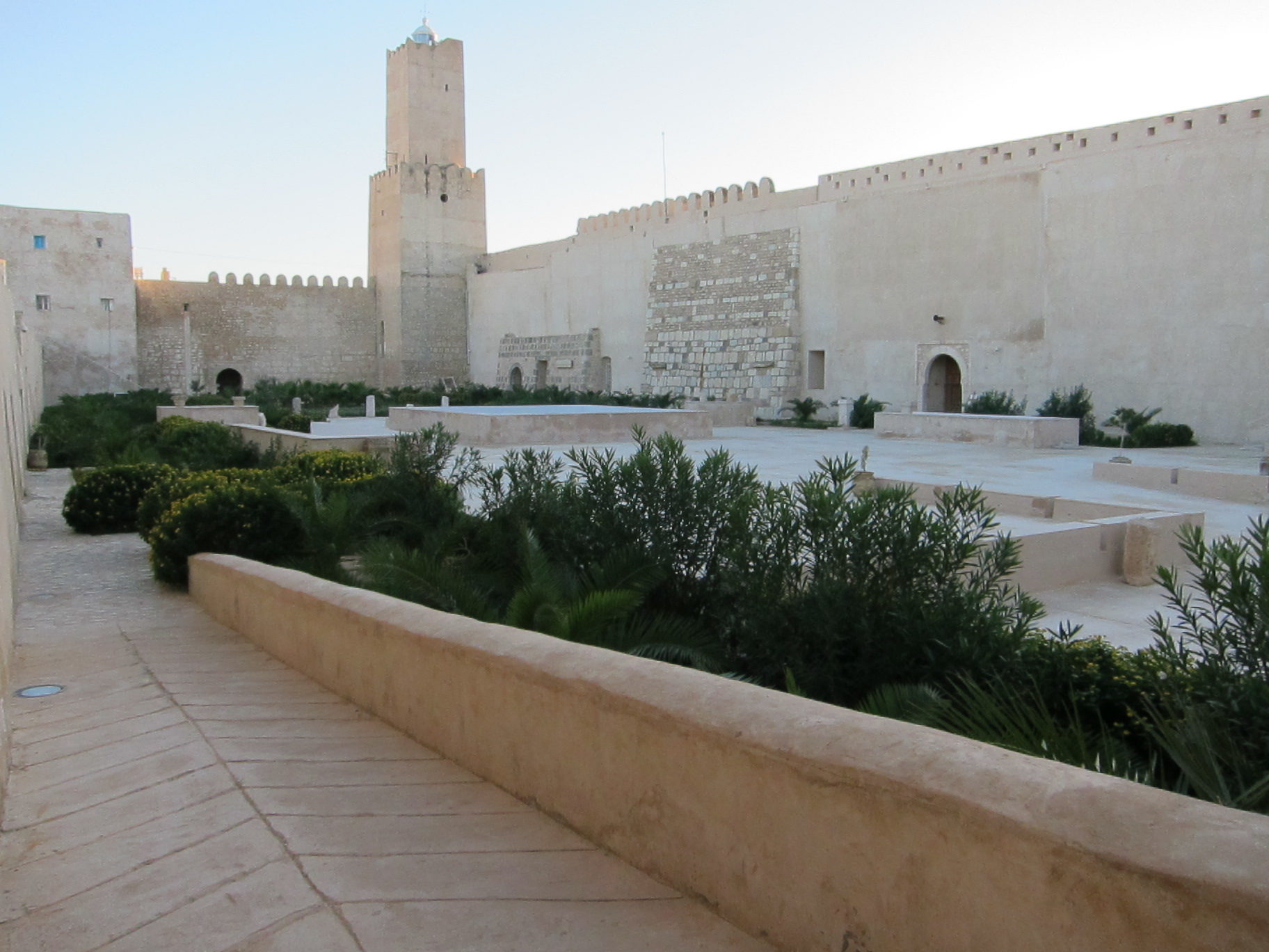 Khalef-Turm aus dem 9. Jahrhundert (Zoom on click)