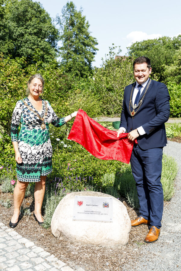 Bürgermeisterin Dine Romero und Oberbürgermeister Dr. Thorsten Kornblum enthüllen das Schild "Bath-Garten". (Wird bei Klick vergrößert)