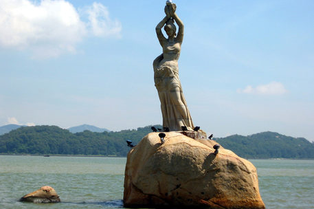 Die Statue des Fischermädchens am Perlflussdelta ist Zhuhais Wahrzeichen.