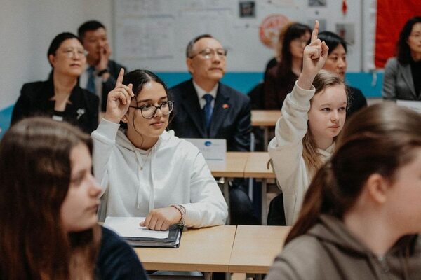 Chinesisch Unterricht an dem Gymnasium Hoffmann-von-Fallersleben Schule (HvF). (Wird bei Klick vergrößert)
