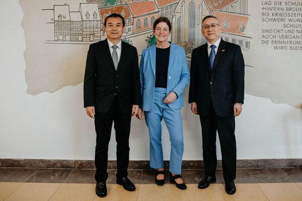 Chen Yong, Sekretär des Parteikomitees der KPCh in Zhuhai, Ilona Gerhardy-Grotjan, Schulleiterin der HvF, Cong Wu, Generalkonsul der Volksrepublik China in Hamburg. (Wird bei Klick vergrößert)