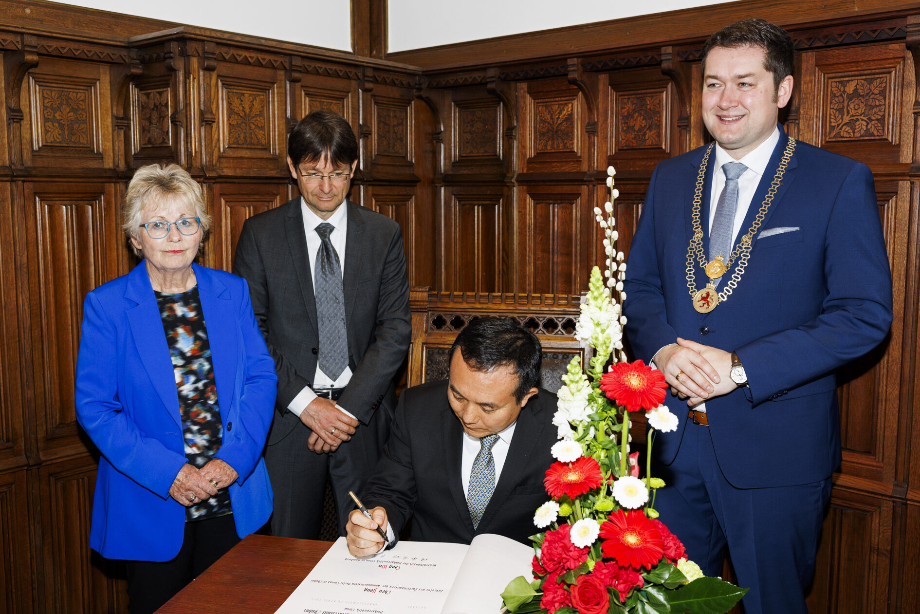 Chen Yong, Sekretär des Parteikomitees der KPCh in Zhuhai, trägt sich in das Goldene Buch der Stadt Braunschweig ein. (Wird bei Klick vergrößert)