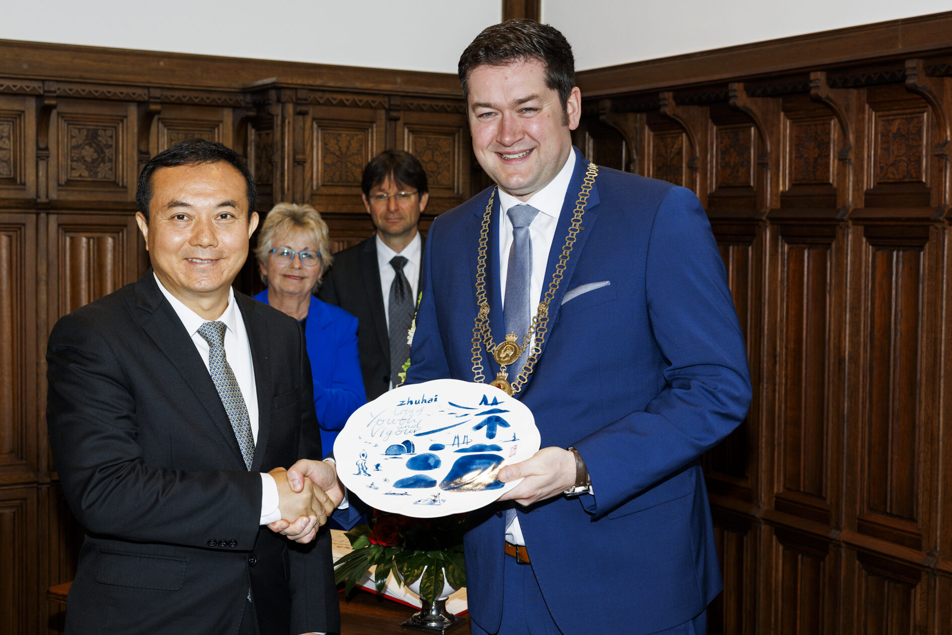 Delegationsleiter Chen Yong und Oberbürgermeister Dr. Thorsten Kornblum. (Wird bei Klick vergrößert)