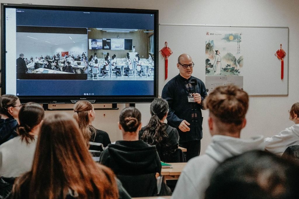 Chinesisch Lehrer Maurice Ozaine während der Unterrichtseinheit mit der Zhuhai High School No. 1 (Wird bei Klick vergrößert)