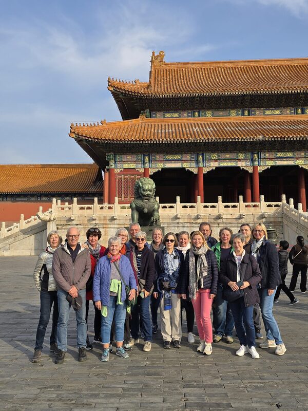 Braunschweiger Reisegruppe in der Verbotenen Stadt in Peking. (Wird bei Klick vergrößert)