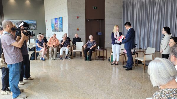 Li Chong, stellvertretender Bürgermeister von Zhuhai, empfängt die Gruppe in der Zhuhai Exhibition Hall. (Wird bei Klick vergrößert)