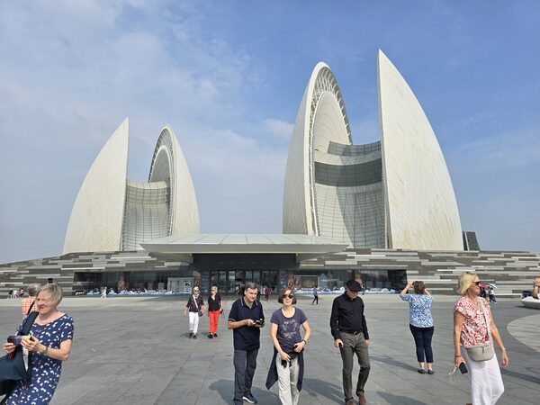 Das auf der Insel Yeli gelegene Opernhaus von Zhuhai beeindruckt durch eine imposante Architektur und erinnert an eine Muschel. (Wird bei Klick vergrößert)
