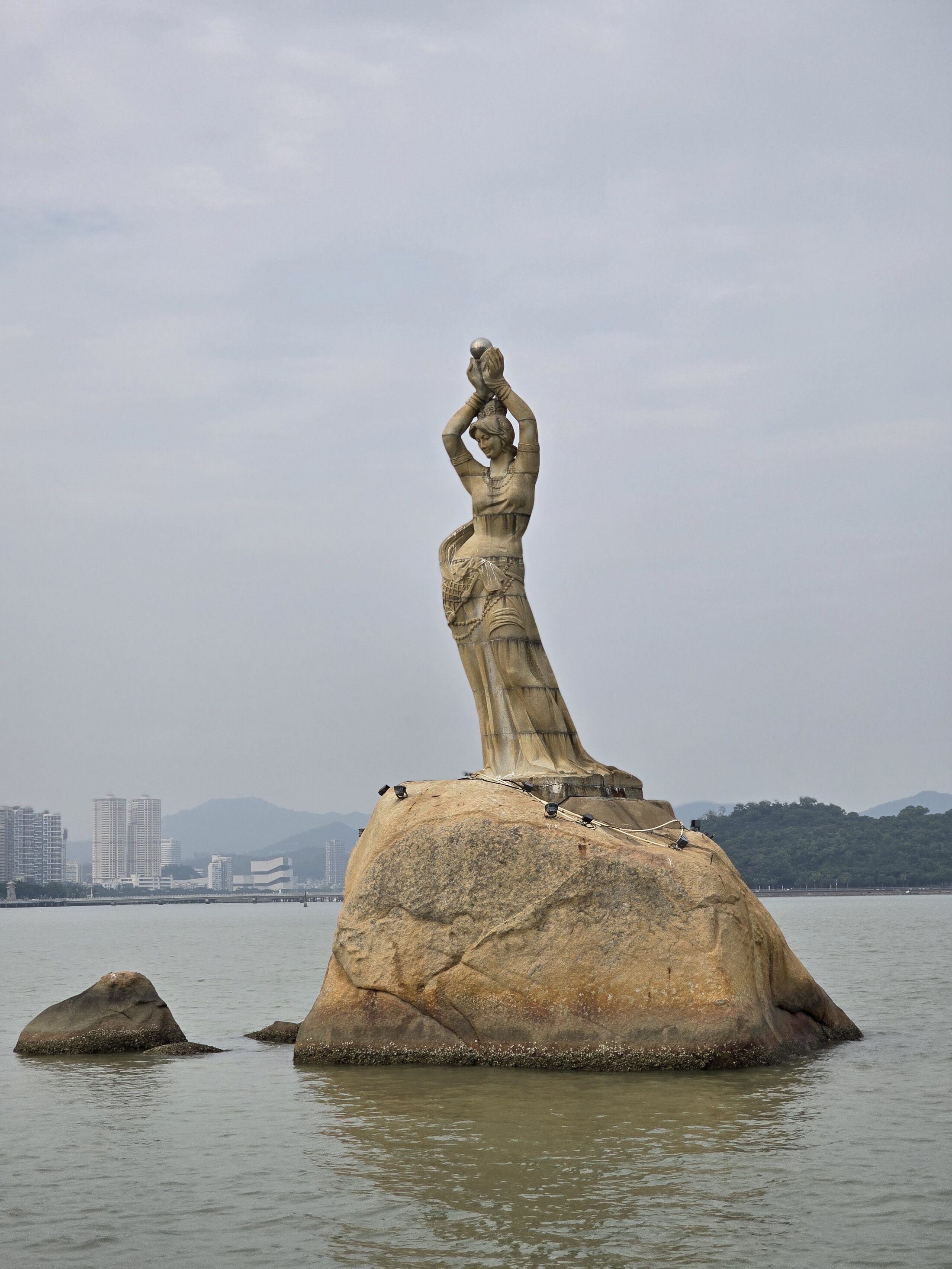 Das Fischermädchen - das Wahrzeichen der Stadt Zhuhai. (Wird bei Klick vergrößert)