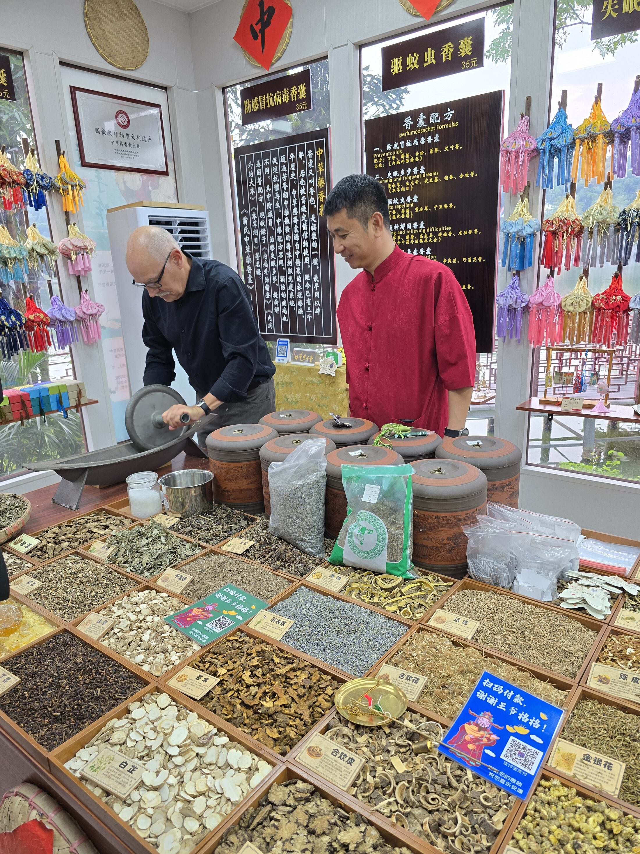 Heilpflanzen und -kräuter nehmen einen besonderen Stellenwert in der Traditionellen Chinesischen Medizin ein und konnten während des Besuchs in Zhuhai erkundet werden. (Wird bei Klick vergrößert)