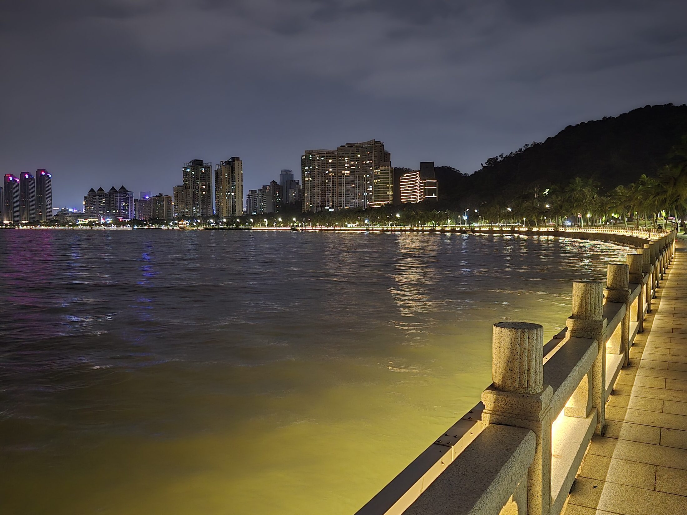 Promenade von Zhuhai bei Nacht. (Wird bei Klick vergrößert)