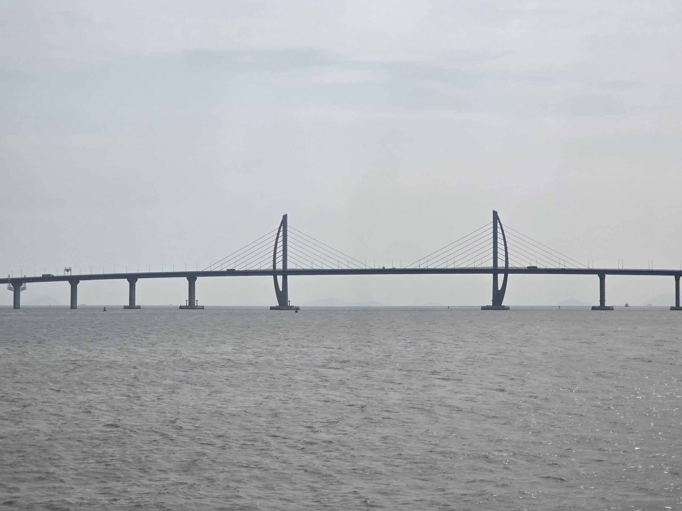 Die Hongkong-Zhuhai-Macao Brücke verbindet Zhuhai mit Hongkong. (Wird bei Klick vergrößert)