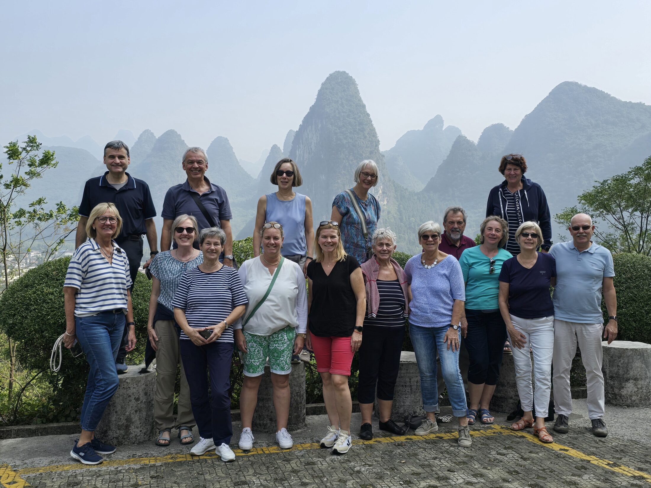 Die am Li-Fluss gelegene Stadt Guilin ist wegen der beeindruckenden Karstlandschaften auch für Einheimische ein beliebtes Reiseziel. (Wird bei Klick vergrößert)