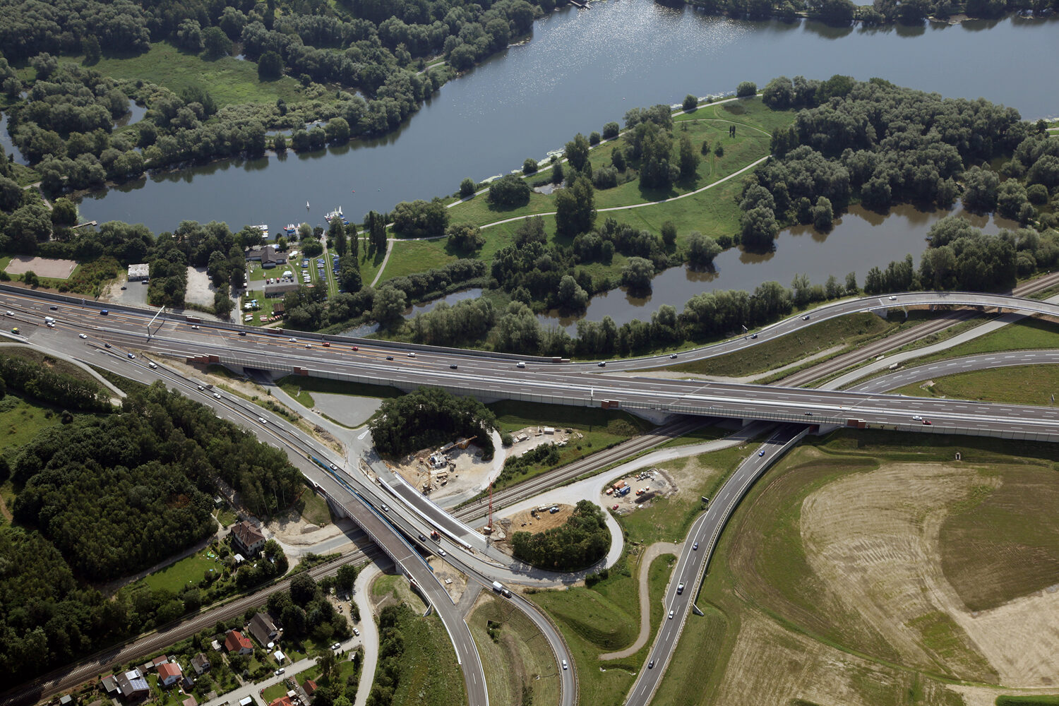 Bahnbrücke von Nordwesten (Wird bei Klick vergrößert)