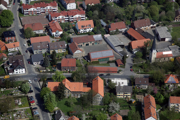 Alte Schule und Kirche von Süden (Wird bei Klick vergrößert)