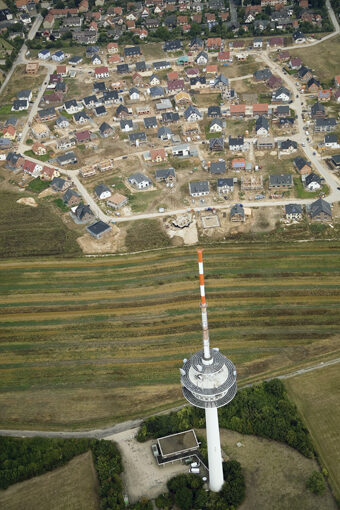 Neubaugebiet Steinberg mit Fernmeldeturm (mit Hamsterstreifen) (Wird bei Klick vergrößert)