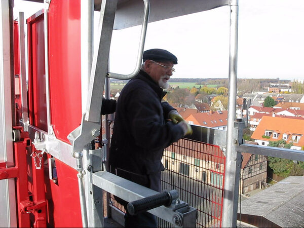 Mit dem Materialaufzug auf das Gerüst des Kirchturms (Wird bei Klick vergrößert)