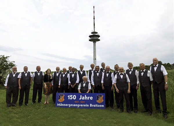 Sänger des MGV Broitzem vor dem Fernmeldeturm (Wird bei Klick vergrößert)