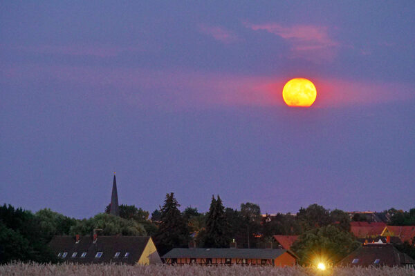 Vollmond über der Kirche Broitzem (Wird bei Klick vergrößert)