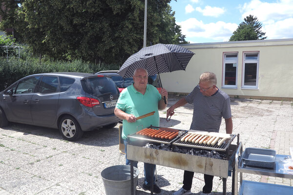 Edmund und Michaeil grillen für Seniorenkreis am 28.6.2023 (Wird bei Klick vergrößert)