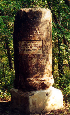 Stele mit der Inschrift "Rodelberg, aufgeschüttet mit den Trümmern der Schlossruine" (Wird bei Klick vergrößert)