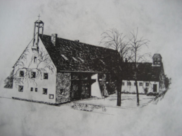 Wichernkirche mit Gemeindehof (Wird bei Klick vergrößert)