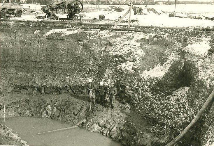 1961/62: Die Baugrube läuft voll Wasser (Wird bei Klick vergrößert)