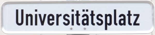 Universitätsplatz - Straßenschild (Wird bei Klick vergrößert)