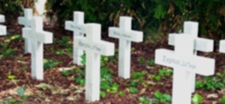 Gedenkstätte Hochstraße: Kreuze für ermordete Säuglinge osteuropaeischer Zwangsarbeiterinnen (Wird bei Klick vergrößert)