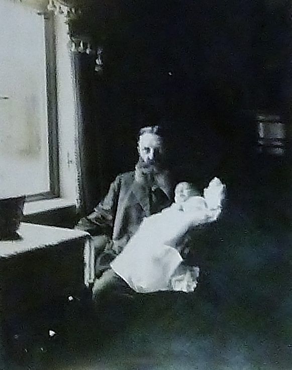 Adolf Wachsmuth mit Enkel H.H. (Wird bei Klick vergrößert)