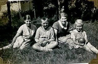 H.H. Gehrs mit Cousinen im Bischofswald (Wird bei Klick vergrößert)