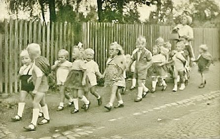Spaziergang mit dem Kindergarten