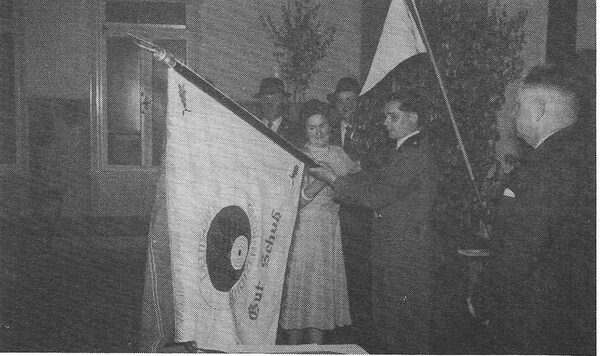 Fahnenweihe 1956 (Wird bei Klick vergrößert)