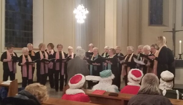 Frauenchor 6.12.15 in der Zwiebelturmkirche2 (Wird bei Klick vergrößert)