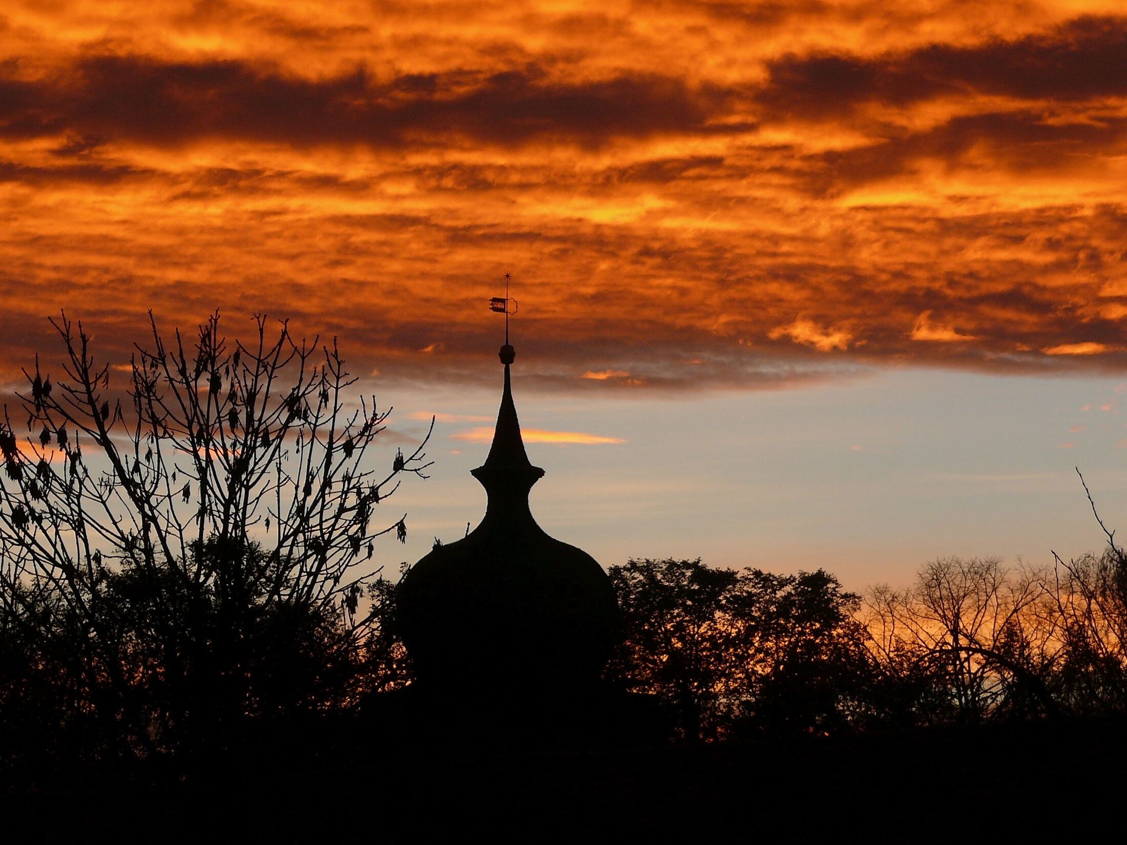 Kirche im Sonnenuntergang (Wird bei Klick vergrößert)