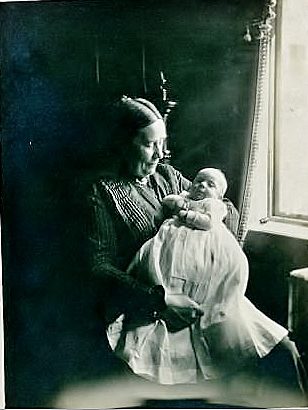 Anna Wachsmuth mit Enkel H.H. (Wird bei Klick vergrößert)