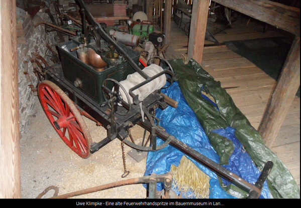 Feuerwehrhandspritze im Bauernmuseum in Landwüst ( Nr. 5 ) (Wird bei Klick vergrößert)