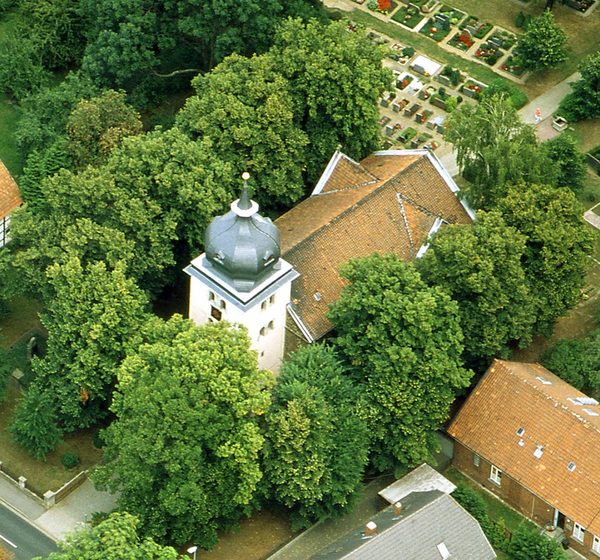 Kirche von oben mit 13 Linden