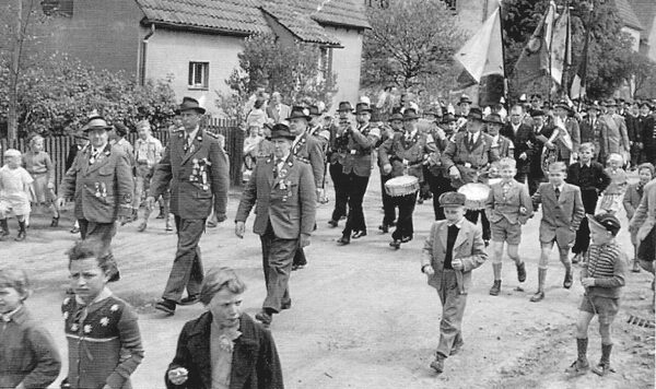 Schützenumzug im Nettlingskamp vor dem Haus Krüger (Wird bei Klick vergrößert)