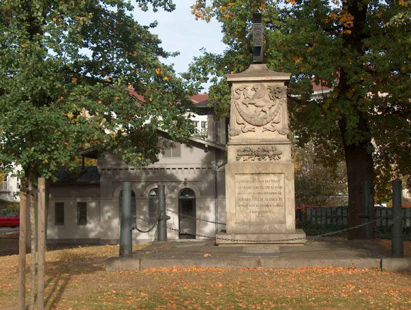 Schill - Denkmal und KZ - Gedenkstätte (Wird bei Klick vergrößert)