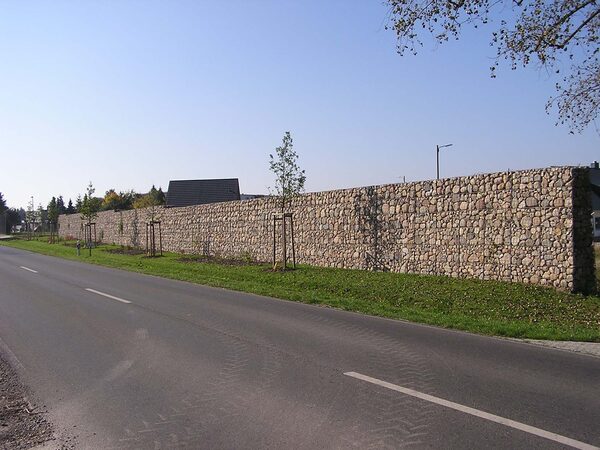 Rabenroderstraße Gabionwand (Wird bei Klick vergrößert)