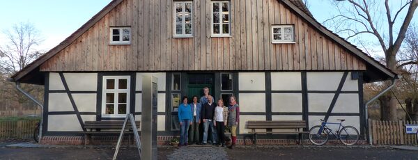 Eine Gruppe Personen steht vor der Eingangstür zum Haus Entenfang.