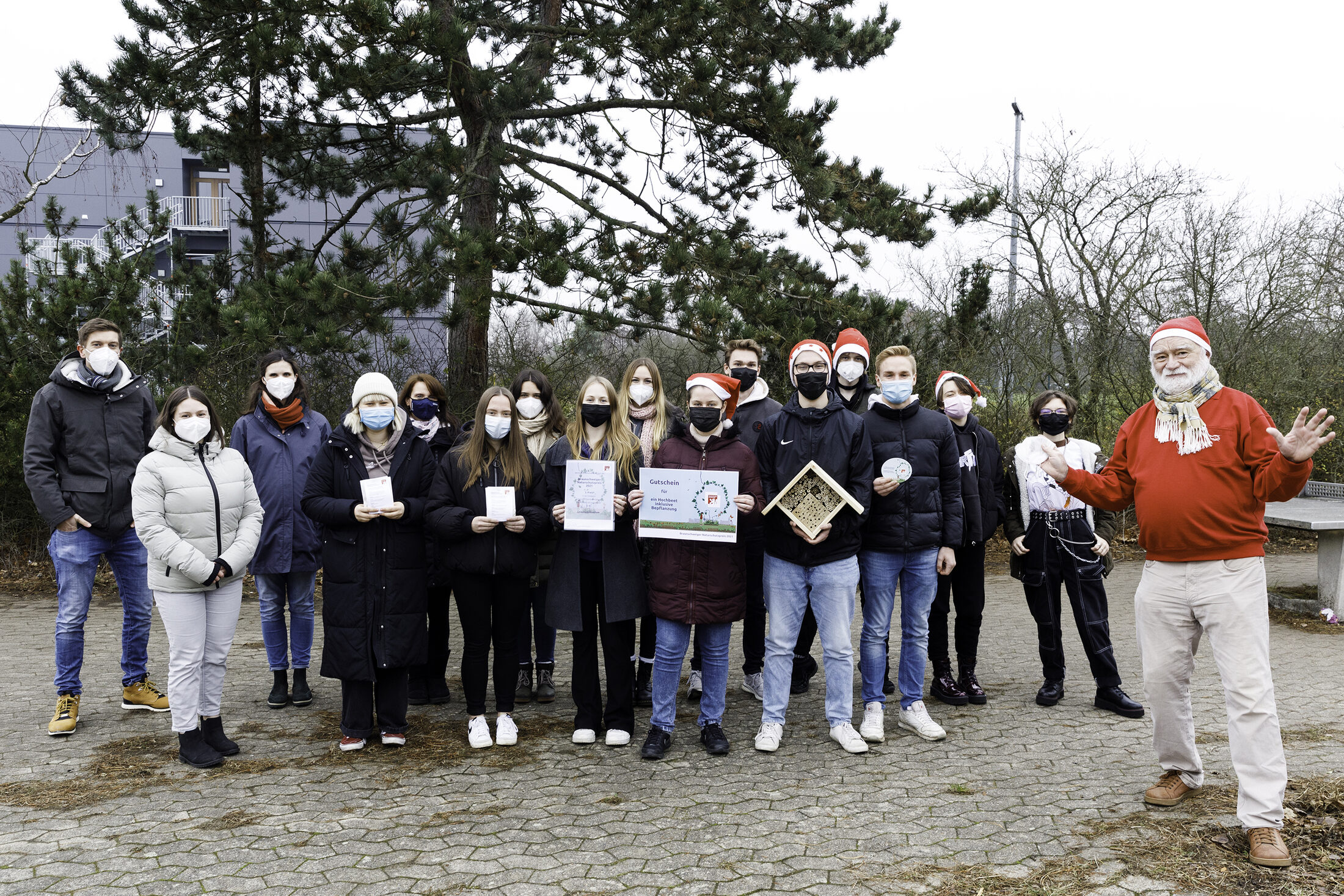 Schulklasse des Lessinggymnasiums mit ihrem Lehrer. (Wird bei Klick vergrößert)