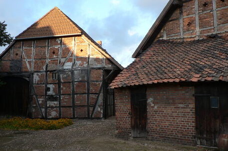 Alte Fachwerkhäuser mit einem gepflasterten Hof.